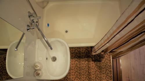 托木斯克"GOOD NIGHT" on Pirogova 7的浴室配有白色浴缸和水槽