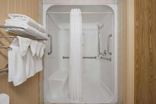 圣约翰堡圣约翰堡速8酒店的浴室提供白色毛巾和淋浴。