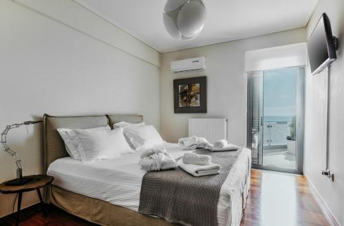 卡拉马塔DN Sea Apartments的一间卧室配有带毛巾的床
