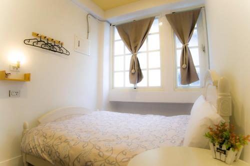 花莲市花莲鸟窝青年旅舍的一间卧室设有一张床和一个窗口