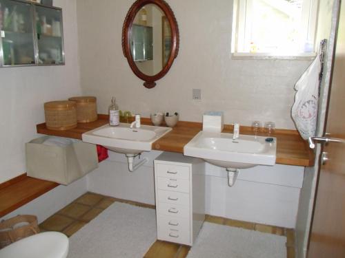 ThemNatursti Silkeborg Bed & Breakfast的浴室设有2个水槽和镜子