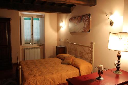 梅里托拉菲瑞维奇亚公寓的一间卧室配有一张床和一张带台灯的桌子