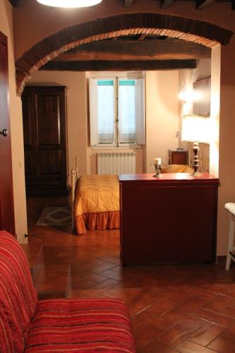梅里托拉菲瑞维奇亚公寓的卧室配有床和盥洗盆