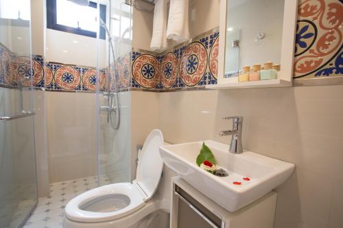 曼谷九设计酒店的一间带卫生间和水槽的浴室