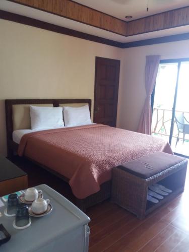 锡基霍尔无限高地度假酒店的一间卧室配有一张大床和一张桌子