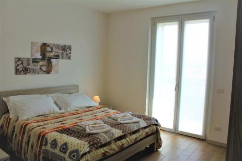 索马坎帕尼亚Residenza Somma的一间卧室设有一张床和一个大窗户