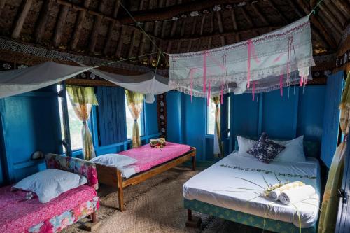 纳库拉岛亚撒瓦民宿的蓝色墙壁客房的两张床