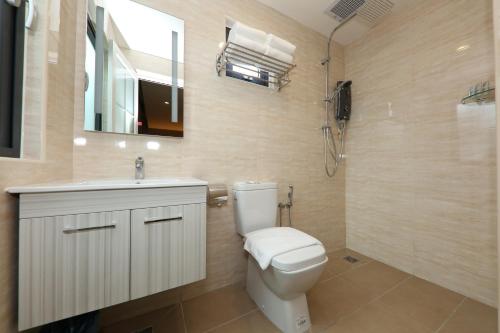 吉隆坡吉隆坡中心双M酒店的浴室配有卫生间、盥洗盆和淋浴。