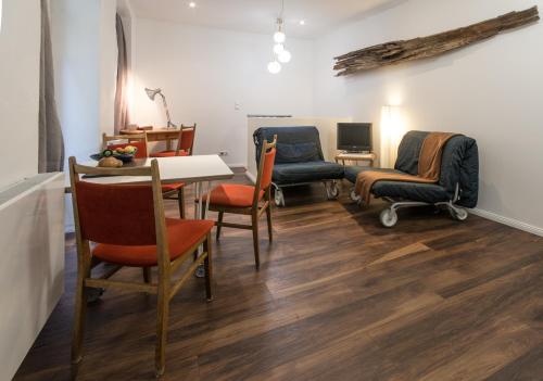 柏林Quiet Courtyard Apartment (KB6)的客厅配有椅子、桌子和书桌
