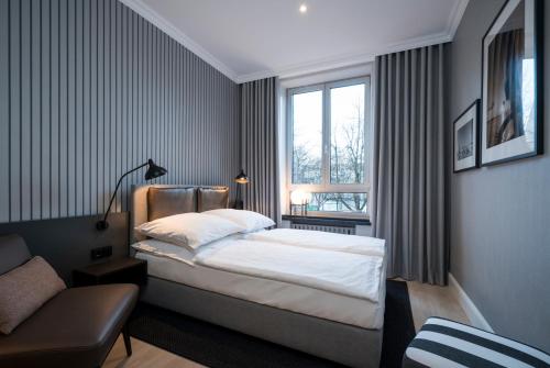汉堡埃尔斯特酒店的一间卧室设有一张床和一个窗口