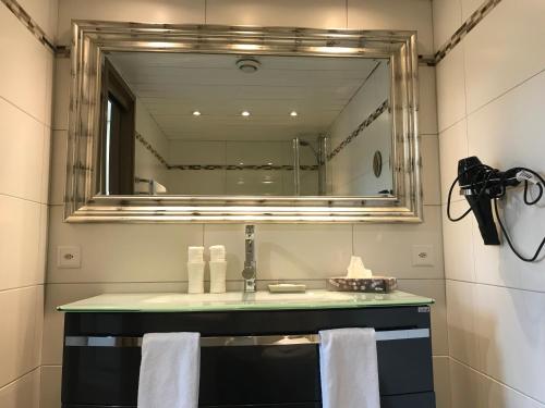 斯特拉德Bodenseehotel Weisses Rössli的一间带水槽和镜子的浴室