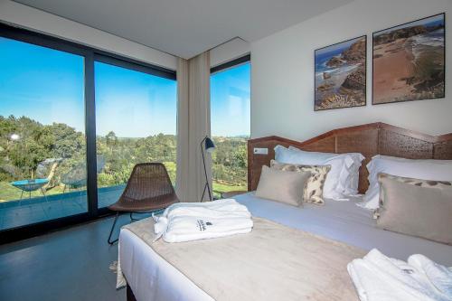 圣特奥托纽谜 - 自然与水酒店 的一间卧室设有一张床和一个大窗户