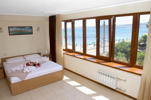 费奥多西亚米勒塔酒店的一间卧室设有一张床,享有海景