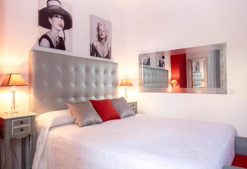 巴尔巴特Apartamento de Cine的卧室配有白色的床和镜子