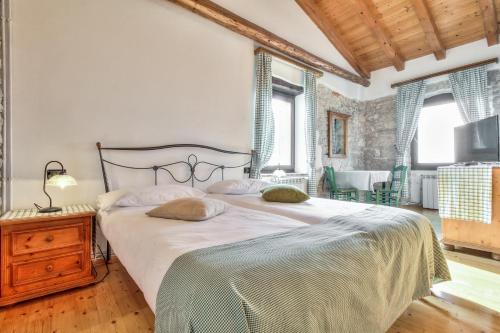 布耶卡萨洛曼缇卡酒店的一间卧室设有一张大床,铺有木地板