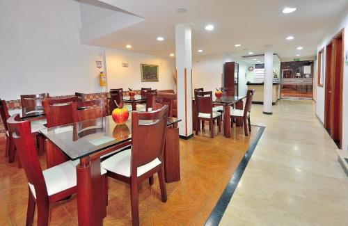 布卡拉曼加帕隆格酒店的用餐室配有木桌和椅子