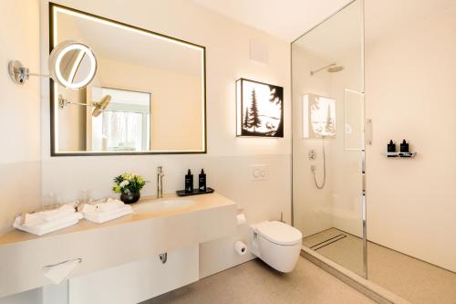 慕尼黑Parkhotel Rothof的浴室配有卫生间、盥洗盆和淋浴。