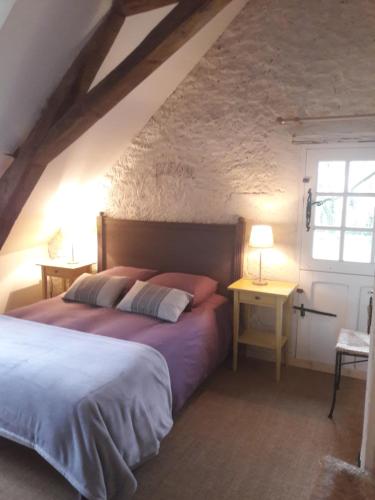 维朗德里Gîte de la bergerie的阁楼卧室配有一张特大号床