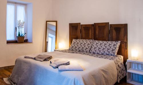 瓦拉洛B&B Al Vicolo del Gallo的一间卧室配有一张大床和两条毛巾
