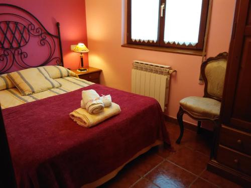 SajazarraCasa Bodega Vacacional的一间卧室配有一张床,床上有毛巾