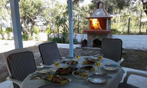 斯卡拉卡里拉奇斯Villa Valia的餐桌,餐盘和壁炉