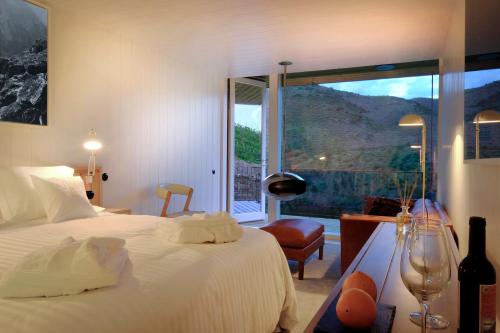 福什科阿新镇Casa do Rio Wine Hotel - Vallado的一间卧室设有一张床和一个大窗户