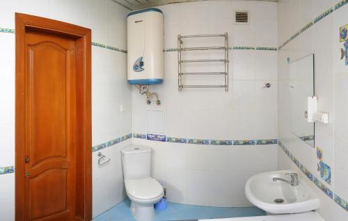 鄂木斯克Omsk Sutki Apartments at Pushkina 99 floor 3的一间带卫生间和水槽的浴室