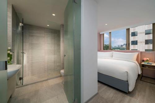 新加坡Lanson Place Winsland, Singapore的一间卧室配有一张床,浴室设有淋浴。