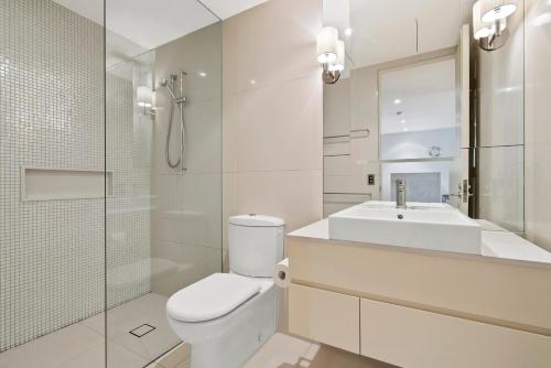 吉朗埃吉沃特207公寓的白色的浴室设有卫生间和水槽。