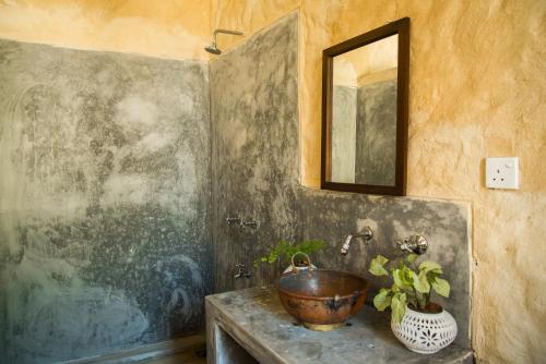 韦利格默Lime & Co Midi的一间带水槽和镜子的浴室