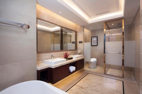 济南银丰华美达酒店的一间浴室