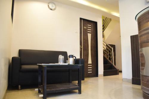 孟买KC住宅型酒店的一间设有桌子、椅子和门的房间