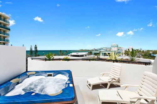穆卢拉巴加勒比度假酒店的一个带椅子和大海的阳台的热水浴池