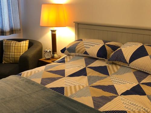 锡德茅斯Coast Apartment的一间卧室配有床,床上装有被子