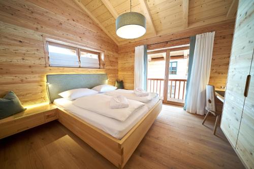 奥巴拉马高Ferienhaus In den Bergen的小木屋内一间卧室,配有一张床
