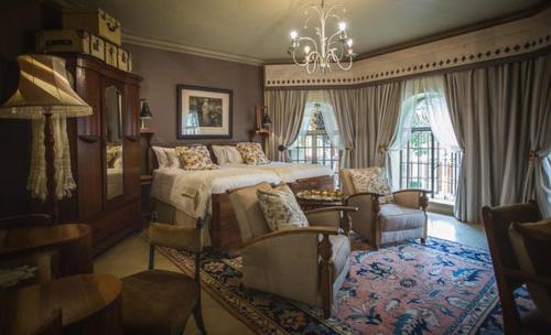 肯普顿帕克Schoon Huis Manor的卧室配有一张床和一张桌子及椅子