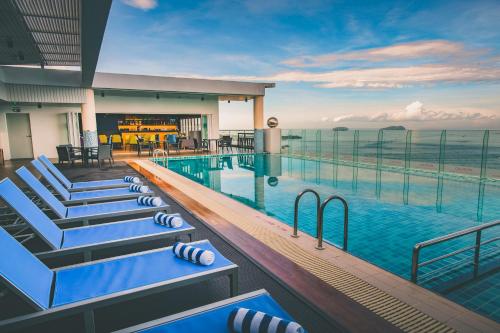 哥打京那巴鲁哥打京那巴鲁市中心美居酒店的酒店游泳池享有海景