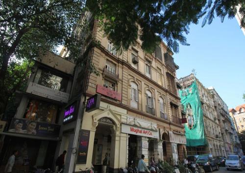 孟买Carlton Hotel Mumbai - Behind Taj Mahal Palace Colaba Mumbai的城市街道一侧的建筑