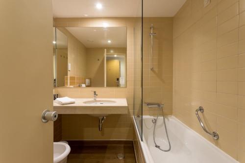 埃斯托利尔伦德雷斯酒店/卡斯卡伊斯的一间浴室