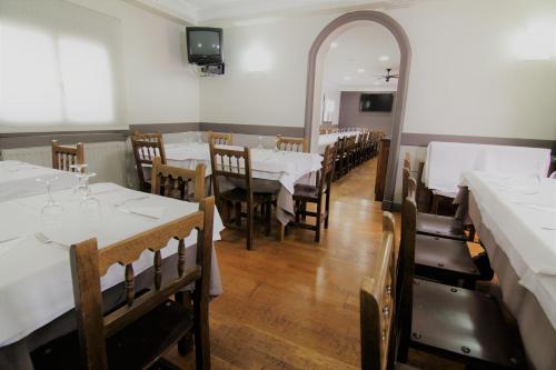 阿尔特萨苏Hotel Restaurante Irubide的一间带桌椅和镜子的用餐室