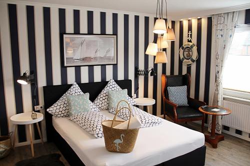 比苏姆祖尔布兰顿旅馆的客厅配有带枕头的床