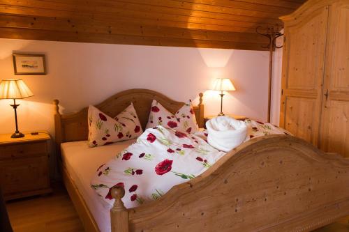 切尔梅斯Schwaningerhof的一间卧室配有带枕头的木床