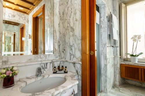 法拉迪尔酒店的一间浴室