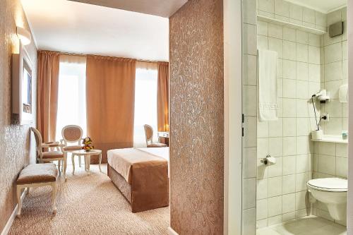 阿拉德阿拉德大陆酒店的一间酒店客房 - 带一张床和一间浴室
