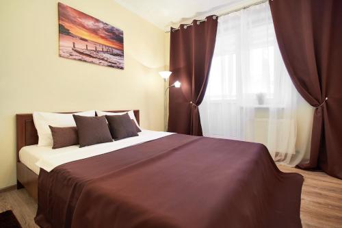 戈梅利PaulMarie Apartments on Mazurova的一间卧室设有一张大床和一个窗户。