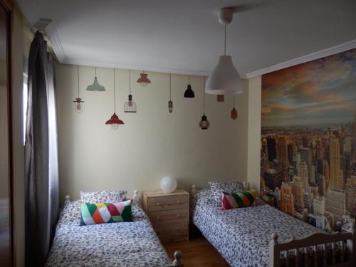 阿卡斯Love Nest的一间带两张床的卧室和一幅城市画