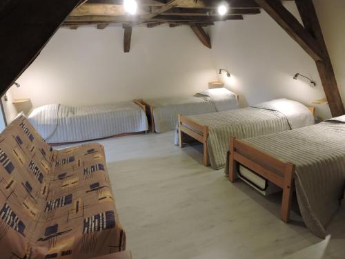 Mareuil-sur-CherEmbarcadere ou Ecluse的一间设有三张床和椅子的房间