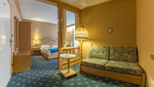 奥蒂塞伊托尼加尼酒店的酒店客房,配有床和沙发