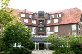 弗尔德莱茵酒店 的一座大型的棕色建筑,有很多窗户