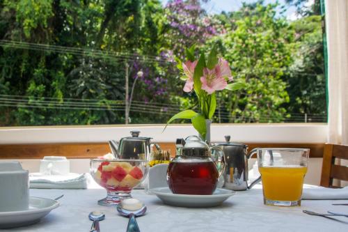 塞拉内格拉塞拉内格拉皇宫酒店的花瓶和一杯果汁的桌子
